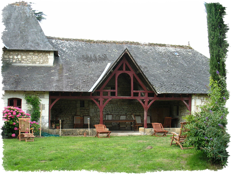 Préau du gîte du Château de La Roche Amenon